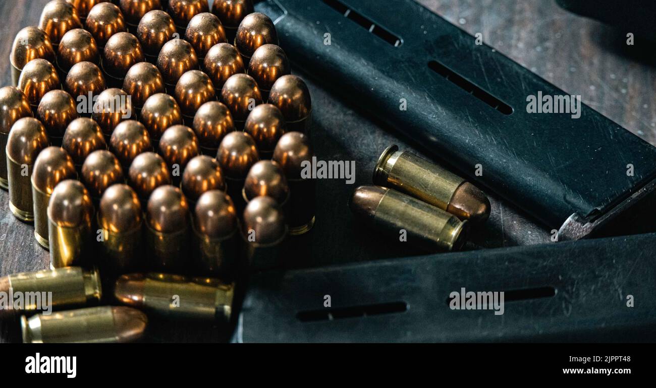 .45 die automatische Colt Pistolenkugelmunition wird während des Trainings zur Erhaltung mehrerer Waffen in Camp Hansen, Okinawa, Japan, am 11. August 2022 gezeigt. Die Mitglieder des Special Reaction Teams sind dem Büro des Provost-Marschalls angeschlossen und sind speziell geschult und ausgestattet, um in Szenarien wie einem aktiven Schützen, Geiselsituationen und verbarrikadierten Subjekten zu reagieren. (USA Marine Corps Foto von Lance CPL. Jonathan Beauchamp) Stockfoto