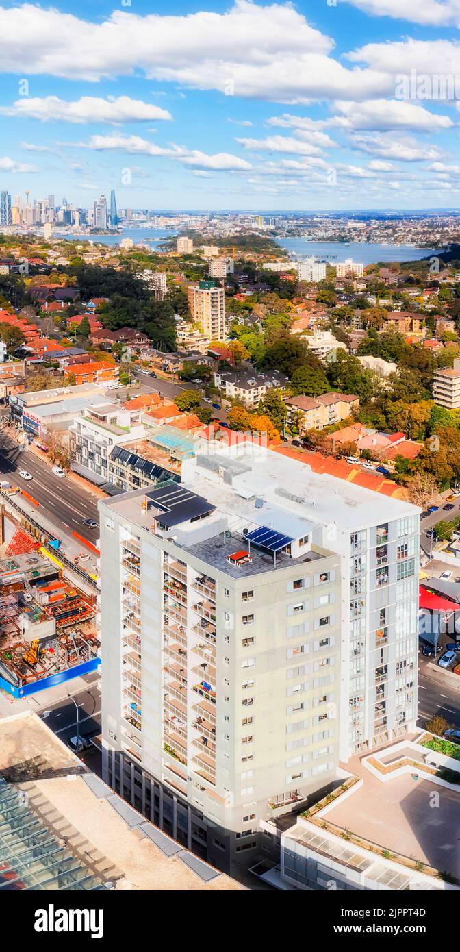 Sydney Lower North Shore Wohnvororte des North Sydney council in einem vertikalen Luftpanorama von der Metrostation Crows Nest zum entfernten CBD der Stadt. Stockfoto