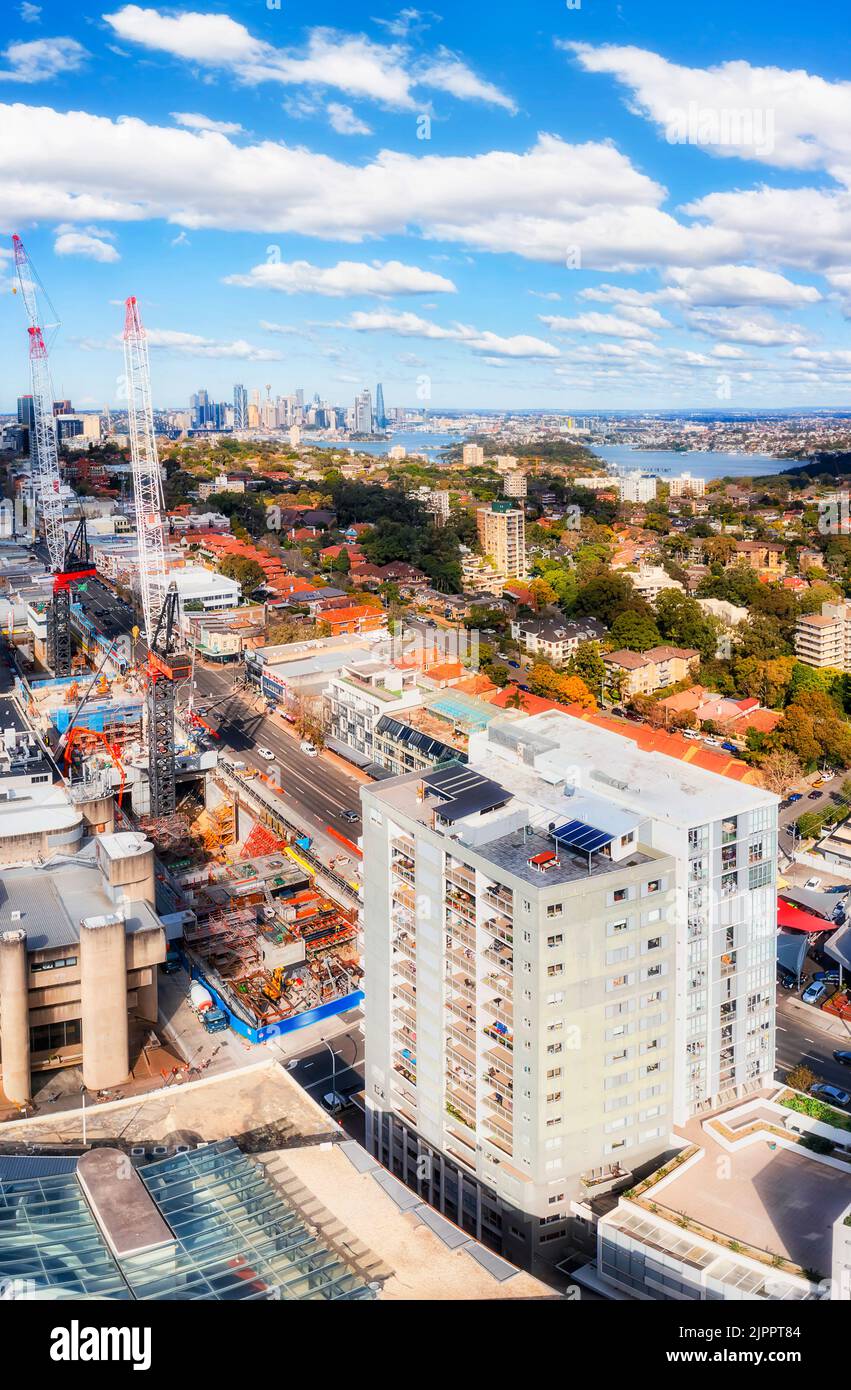 Sydney Lower North Shore Wohnvororte des North Sydney council in einem vertikalen Luftpanorama von der Metrostation Crows Nest zum entfernten CBD der Stadt. Stockfoto