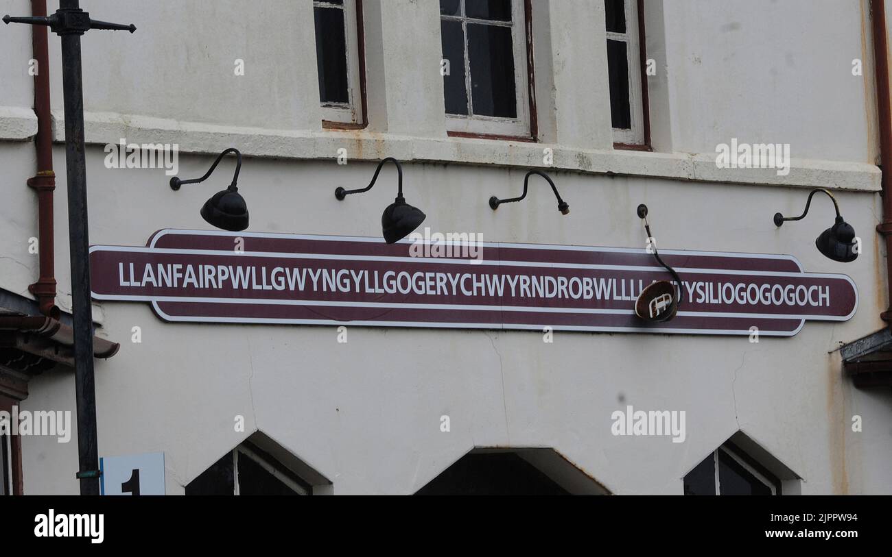 GEBROCHENE LICHTER HÄNGEN ÜBER DER BAUFÄLLIGEN STATION MIT DEM LÄNGSTEN NAMEN DER WELT BEI LLANFAIRPWLLGWYNGYLGOGERYCHWYRNDROBWLLLLANTYSILIOGOGOGOGOCH, IN NORDWALES PIC MIKE WALKER, MIKE WALKER BILDER 2011 Stockfoto