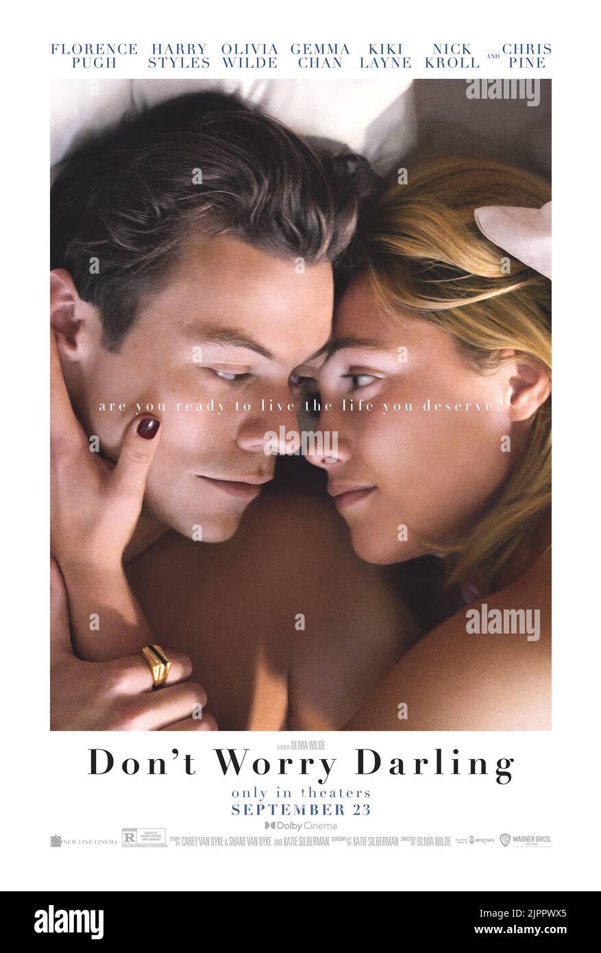 VERÖFFENTLICHUNGSDATUM: 23 September, 2022. TITEL: Don't Worry Darling. STUDIO: New Line Cinema. REGIE: Olivia Wilde. HANDLUNG: Eine Hausfrau aus dem Jahr 1950s, die mit ihrem Mann in einer utopischen experimentellen Gemeinschaft lebt, beginnt sich Sorgen zu machen, dass seine glamouröse Gesellschaft verstörende Geheimnisse verbergen könnte. MIT der HAUPTROLLE: HARRY STYELT als Jack und FLORENCE PUGH als Alice-Plakatkunst. (Bild: © New Line Cinema/Entertainment Picturs) Stockfoto