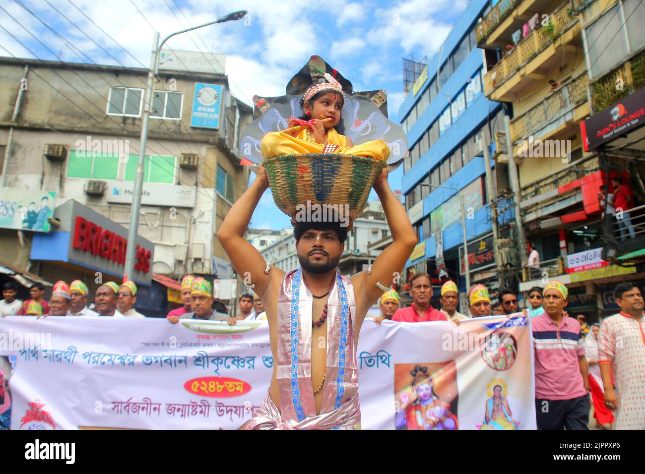 Sylhet, Mexiko-Stadt, Bangladesch. 19. August 2022. 19. August 2022, Sylhet, Bangladesh: Eifrige Anhänger nehmen an einer bunten Prozession Teil, als Teil der Janmashtami-Feier von Sri Krishna in den Hauptstraßen der Stadt. Am 19. August 2022, Sylhet, Bangladesh. (Bild: © H M Shahidul Islam/eyepix via ZUMA Press Wire) Stockfoto