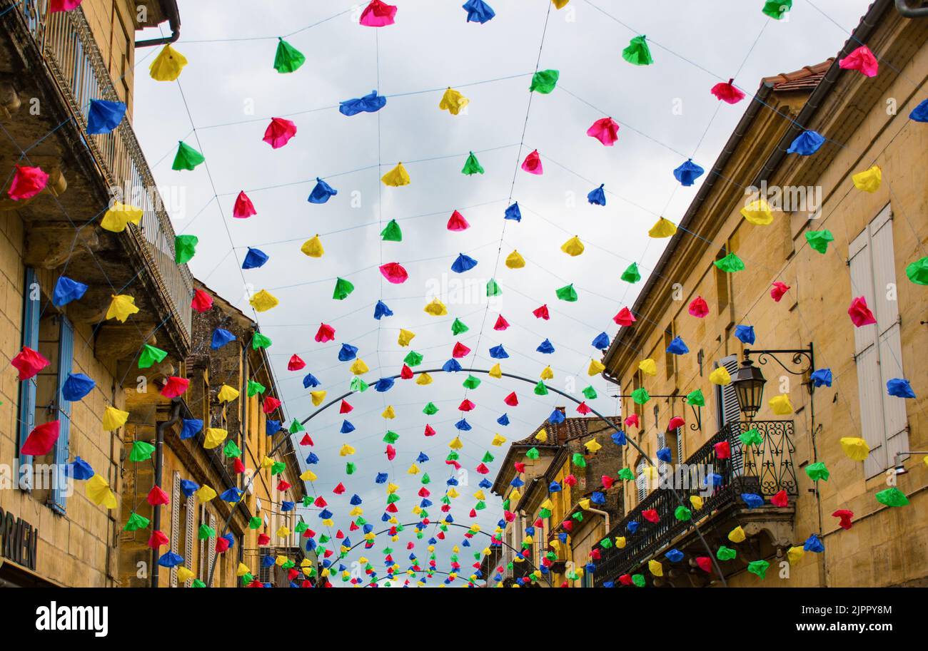 Girlanden in verschiedenen Farben, um eine Party auf einer Straße in Frankreich zu feiern Stockfoto