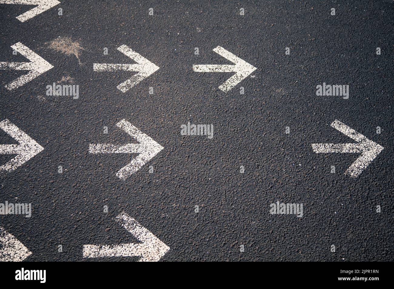Eine Gruppe weißer Zeiger auf grauem Grund. Geeignet für Hintergründe. Stockfoto