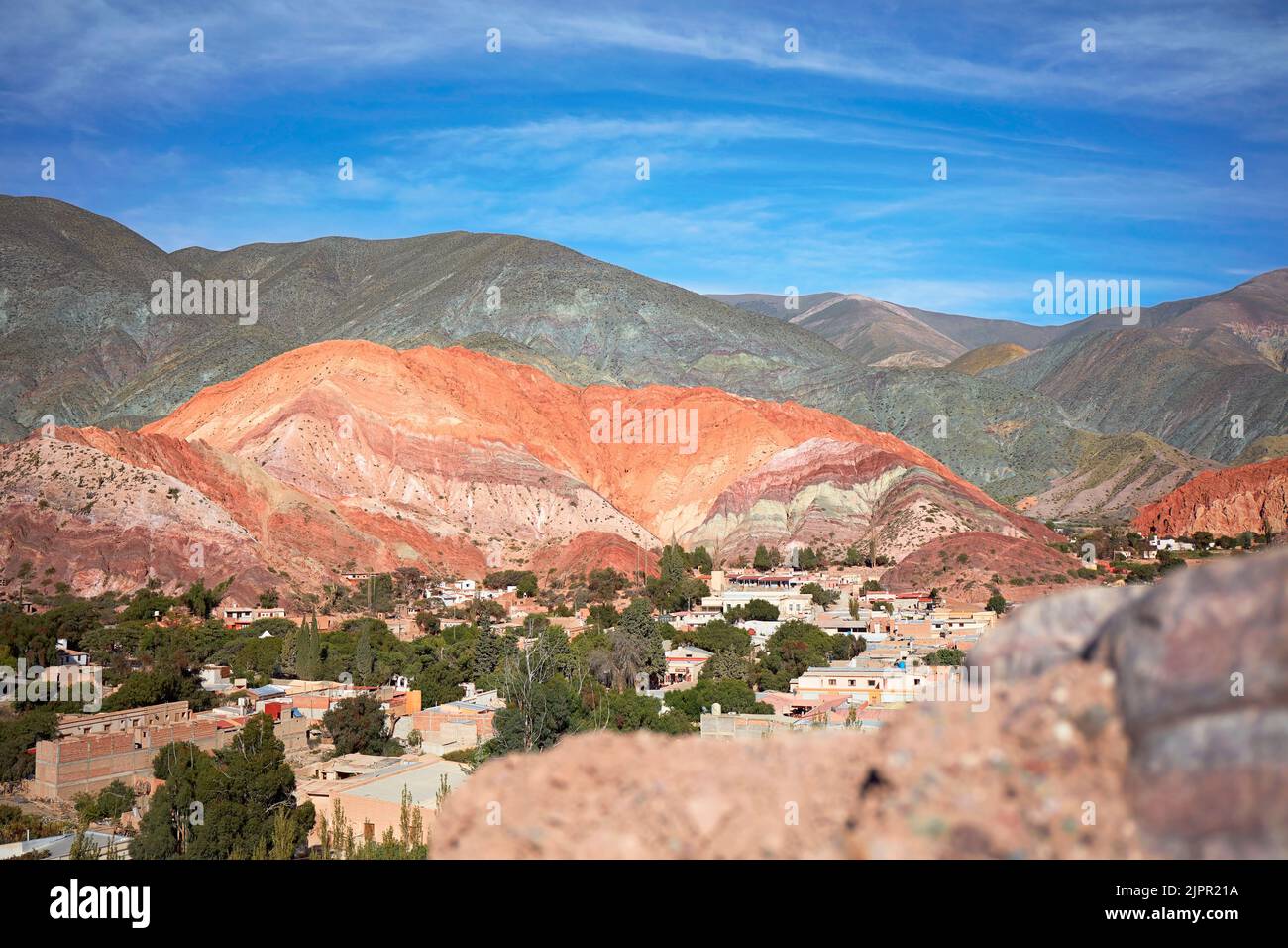 „Cerro de los Siete Colores“ (Hügel mit sieben Farben) in Purmamarca, Quebrada de Humahuaca, Provinz Jujuy, Argentinien. Stockfoto