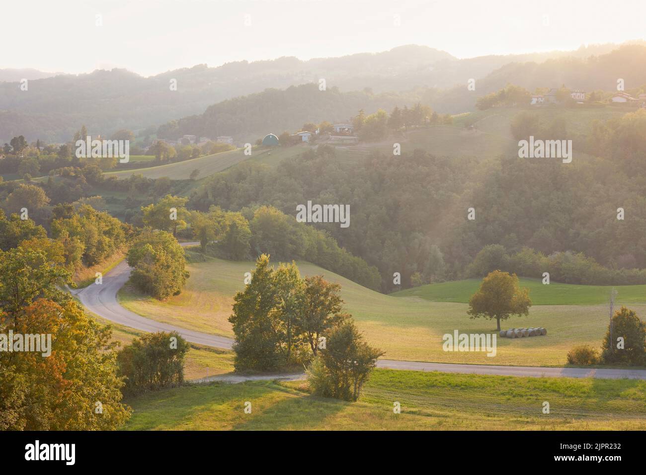 Die Landschaft von Appennino Reggiano über den Hügeln von Reggio Emilia bei Sonnenuntergang, Casina, Emilia Romagna, Italien. Stockfoto