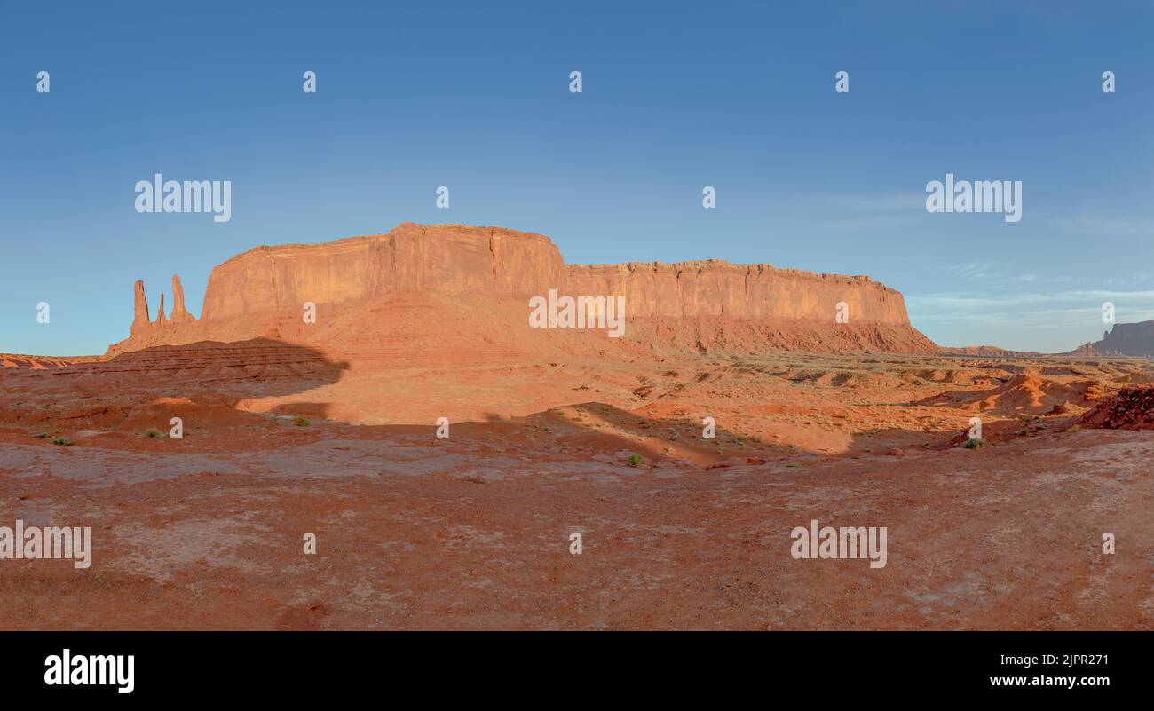 Die Three Sisters Rock Formation mit Big butte im Monument Valley Navajo Tribal Park Stockfoto