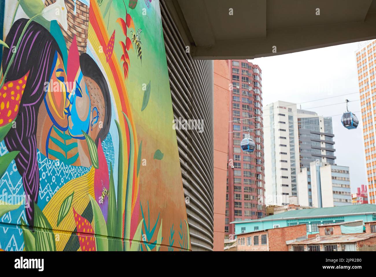 Eine farbenfrohe, riesige LGBT-Wandkunst mit der Seilbahn „Mi Teleferico“ im Hintergrund, La Paz, Bolivien. Stockfoto