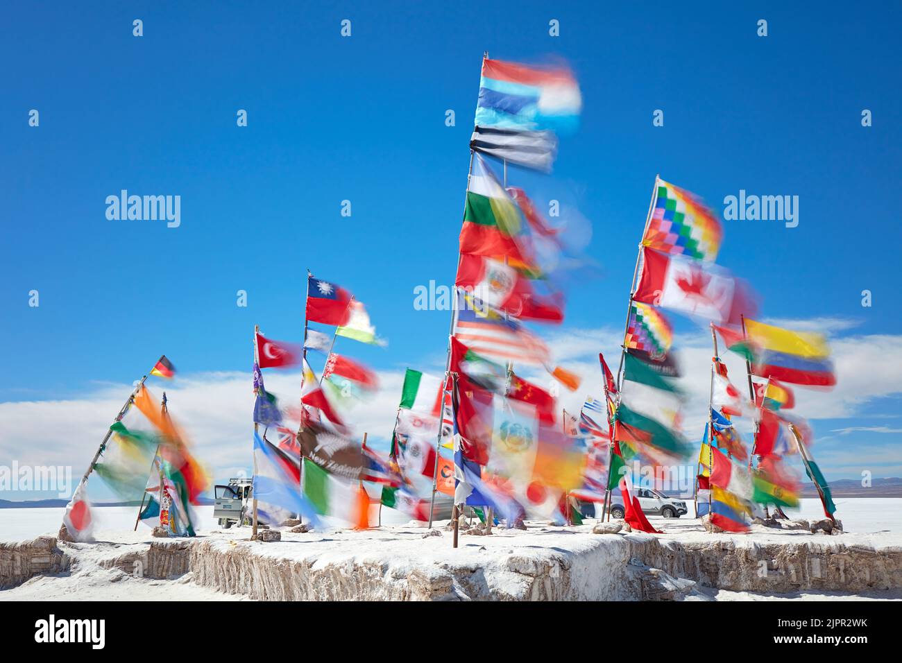 Internationale Weltflaggen in der Uyuni Salt Flat, Potosi, Bolivien. Stockfoto Internationale Weltflaggen in der Uyuni Salt Flat, Potosi, Bolivien. Stockfoto