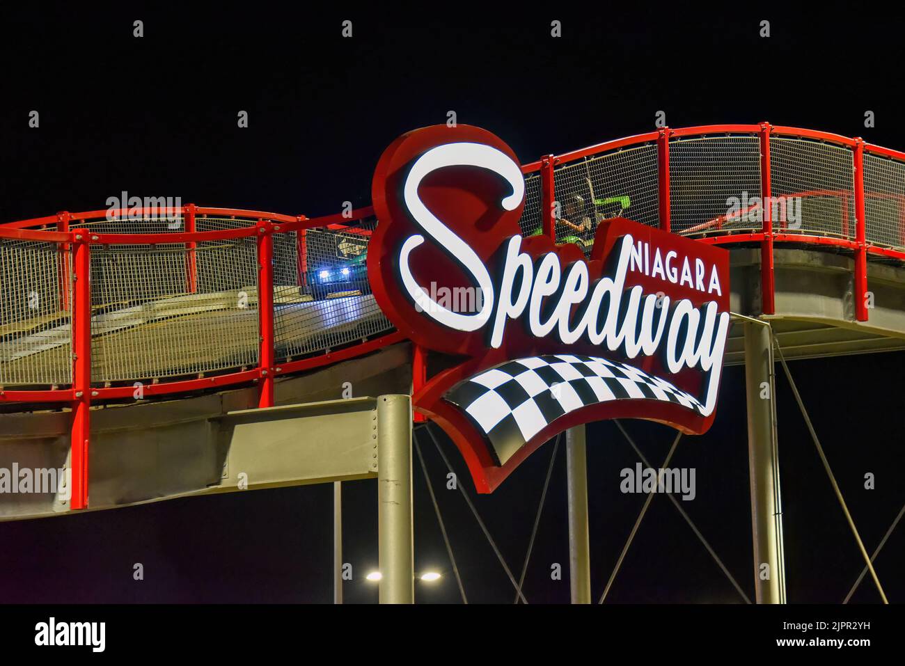 Niagara Falls, Kanada - 13. August 2022: Kunden genießen den Niagara Speedway, die größte Hochbahn für Go-Kart-Rennen in Nordamerika. Es wird o gelegt Stockfoto