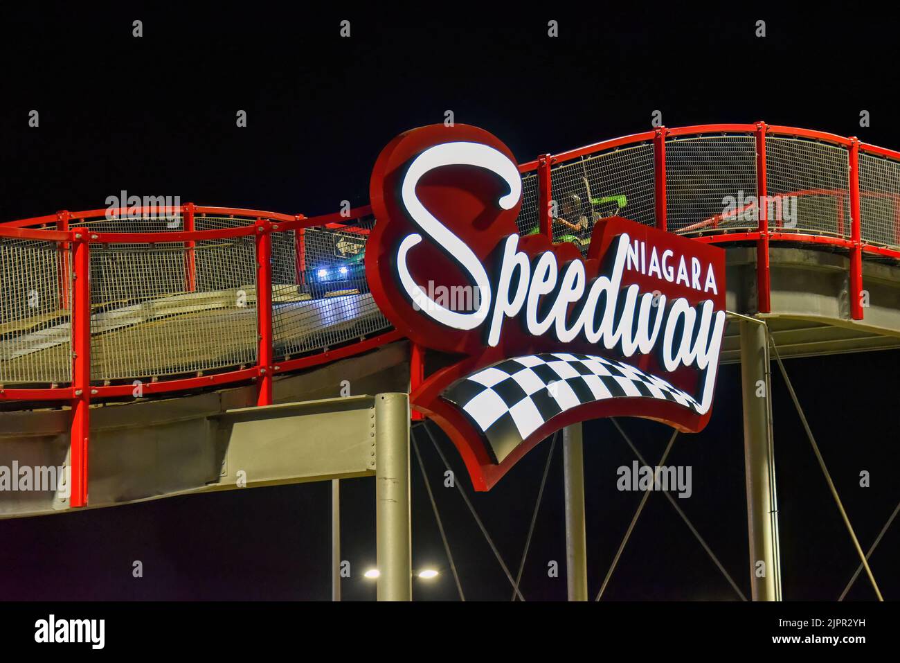 Niagara Falls, Kanada - 13. August 2022: Kunden genießen den Niagara Speedway, die größte Hochbahn für Go-Kart-Rennen in Nordamerika. Es wird o gelegt Stockfoto