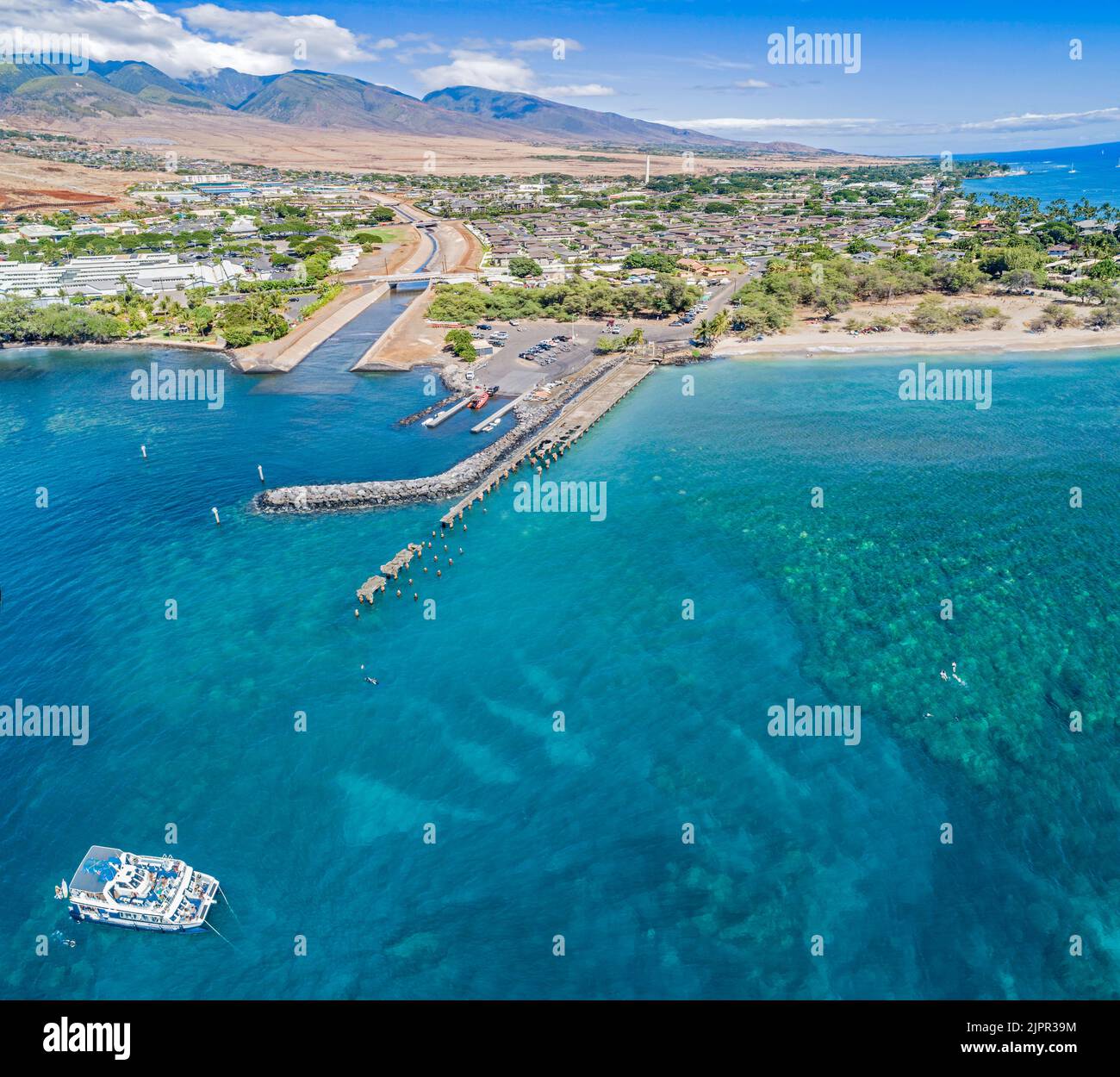Eine Luftaufnahme von Mala Wharf auf der Nordseite der Stadt Lahaina, Maui, Hawaii, USA. Dies ist ein beliebtes Schnorchel- und Tauchziel. Stockfoto