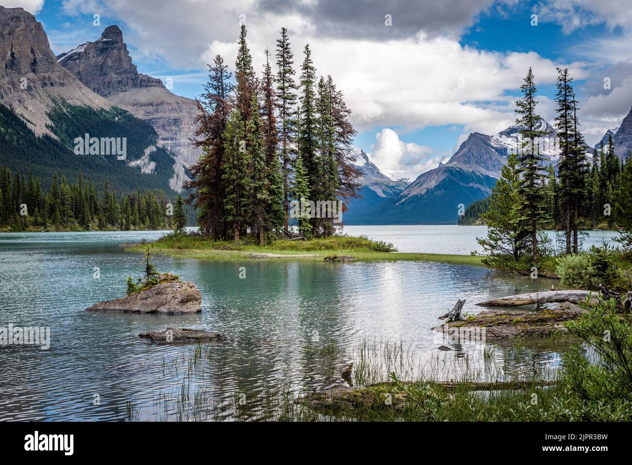 Sanftes Licht über der bezaubernden Spirit Island und den umliegenden Bergen am Maligne Lake im Jasper National Park Stockfoto