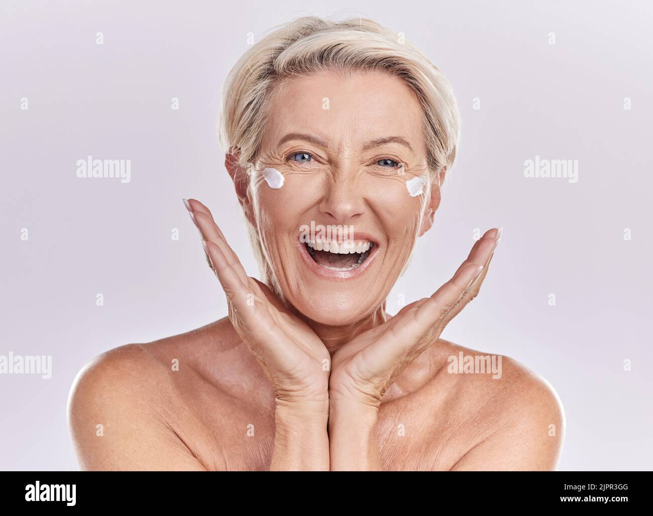 Hautpflege, glückliche und ältere Frau mit einem Lächeln in Gesundheit, Schönheit und Gesicht in einem Studio Hintergrund. Porträt eines reifen weiblichen Modells in gesunder Wellness Stockfoto