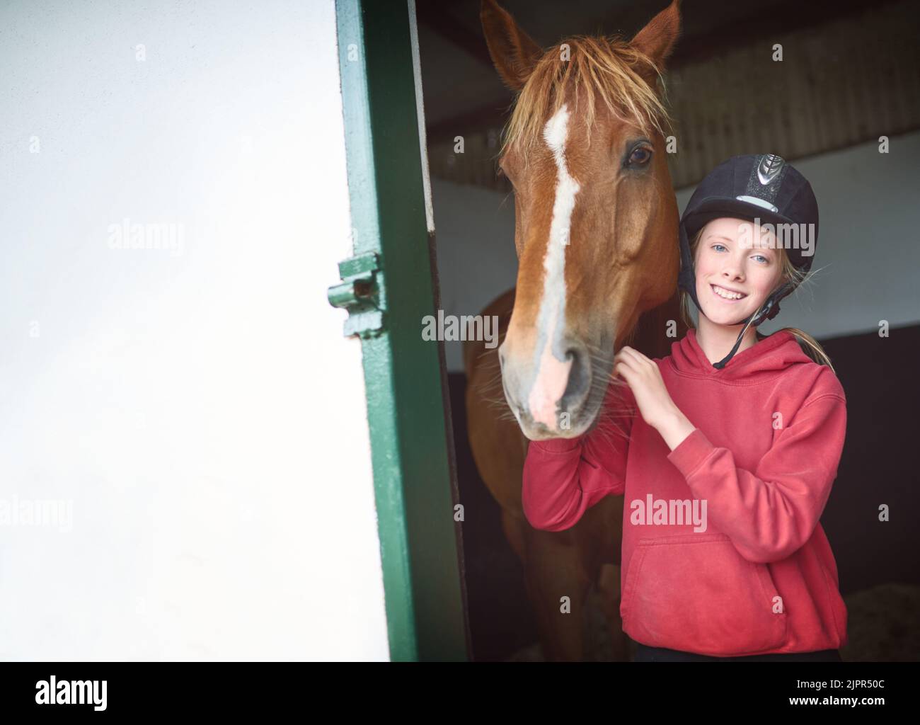 Mein Pferd, mein Leben. Ein Mädchen im Teenageralter, das sich mit ihrem Pferd verklebt. Stockfoto