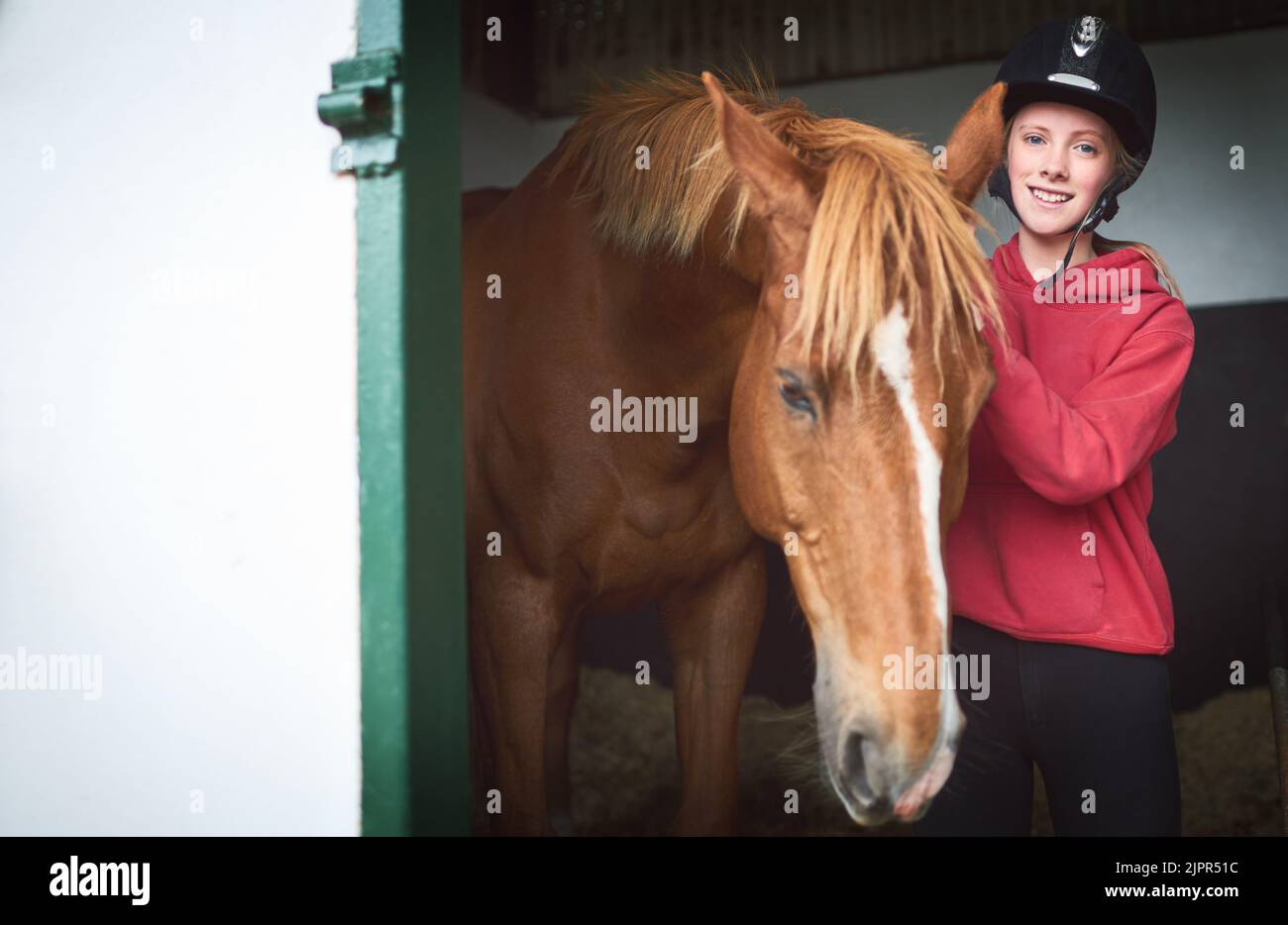 Ist er nicht ein beaut. Ein Teenager-Mädchen, das sich mit ihrem Pferd verklebt. Stockfoto