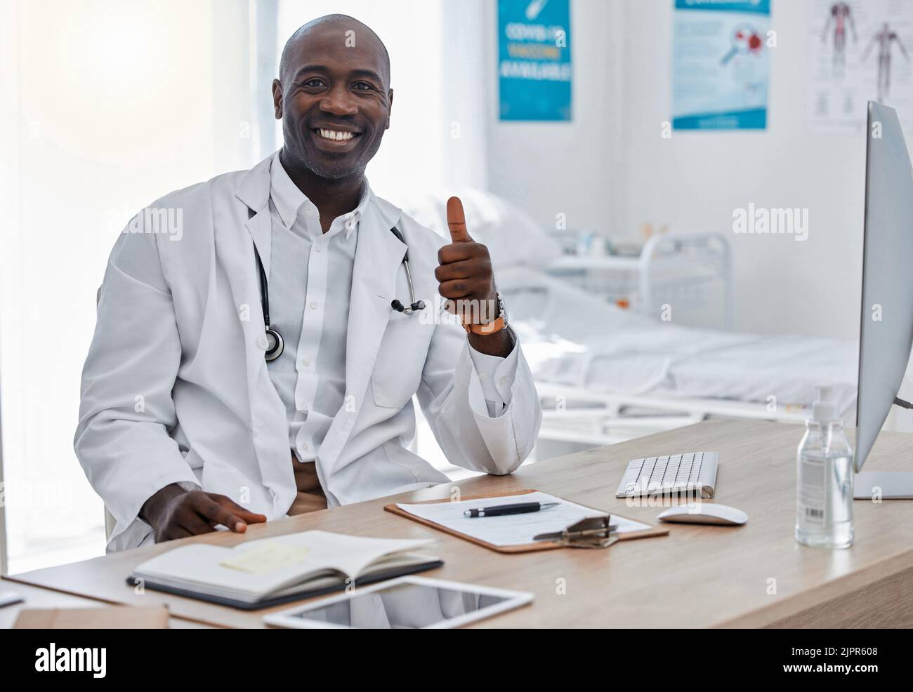 Arzt mit Daumen nach oben, Erfolg und Vertrauen Handzeichen oder Emoji für eine gute Gesundheitsversorgung, medizinischen Durchbruch oder positive Ergebnisse. Glückliches Porträt der Gesundheit Stockfoto