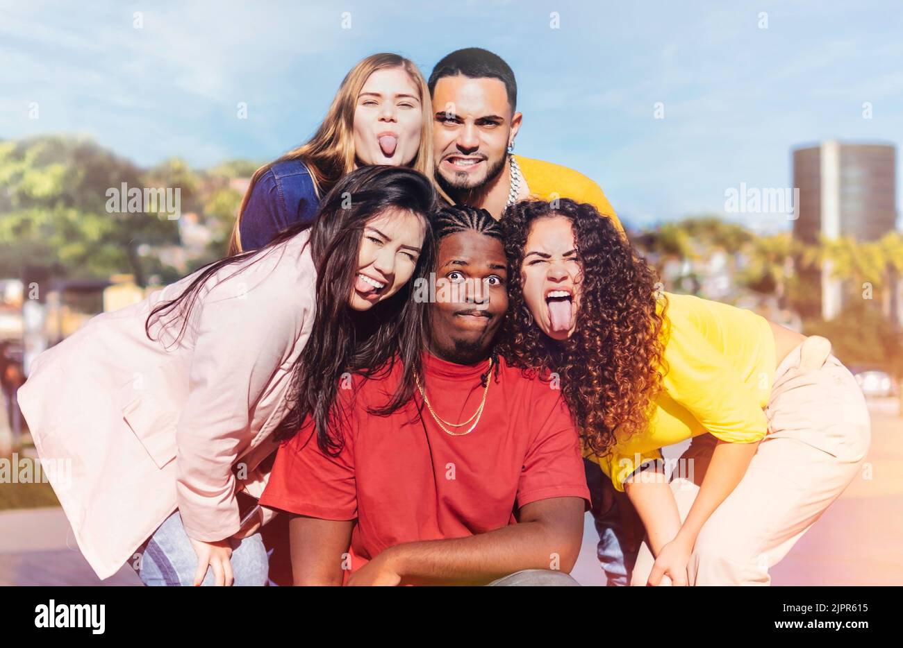 Multikulturelle Freunde nehmen verrücktes Selfie und ragen aus der Zunge - Junge Menschen, die Spaß miteinander haben Stockfoto