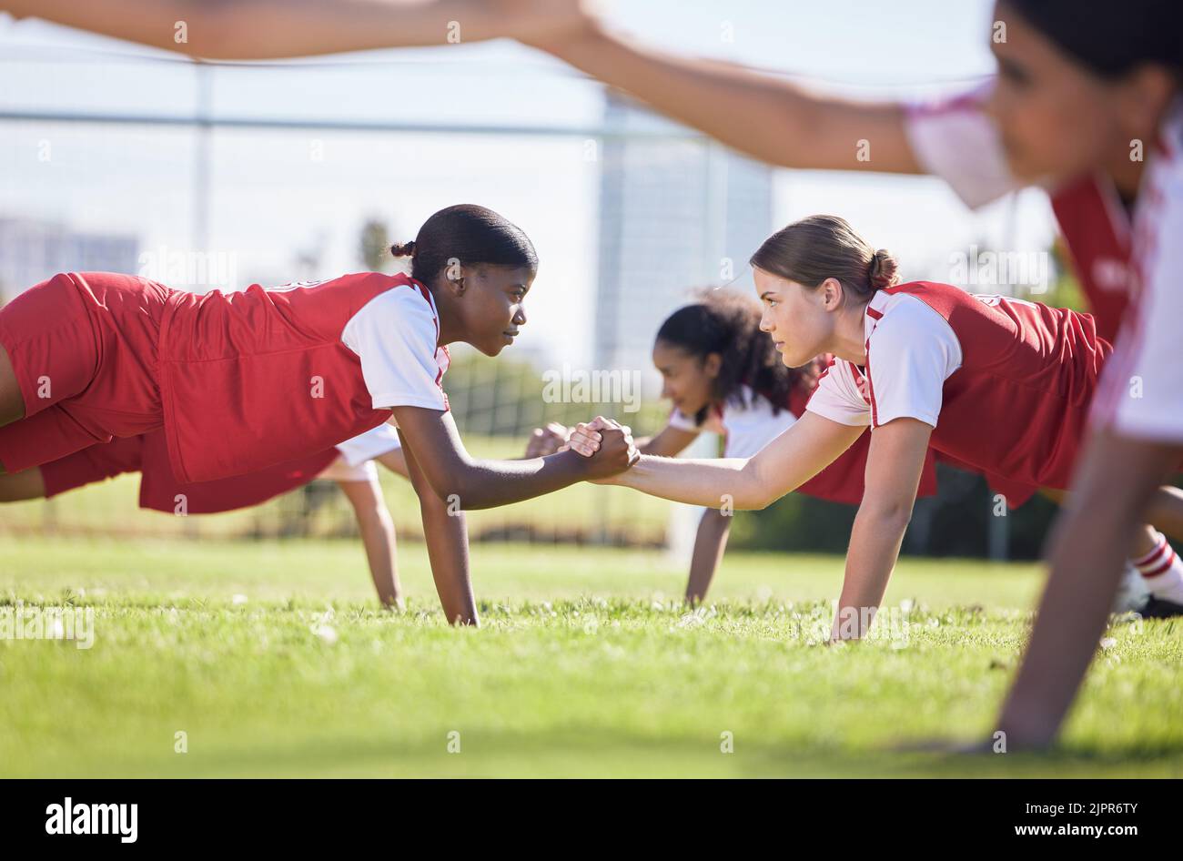 Teamwork, Sport und Gesundheit mit einem Teamtraining in Zusammenarbeit oder Solidarität für das Üben und Üben in Wellness, Sport und Fitness Stockfoto