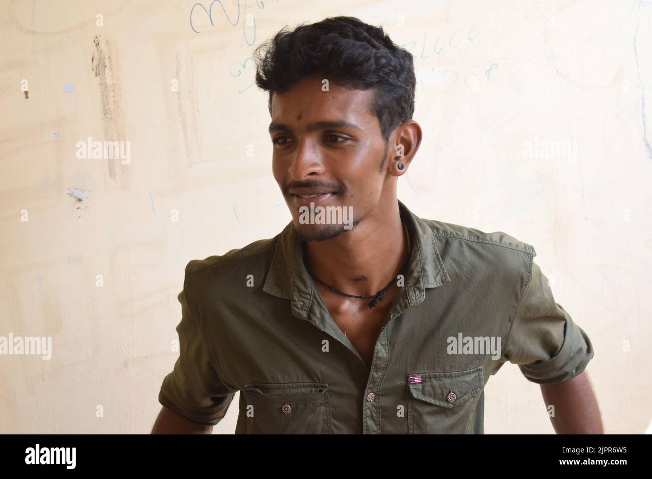 Indien College Junge posiert für ein Foto auf der Hochschule. Stockfoto