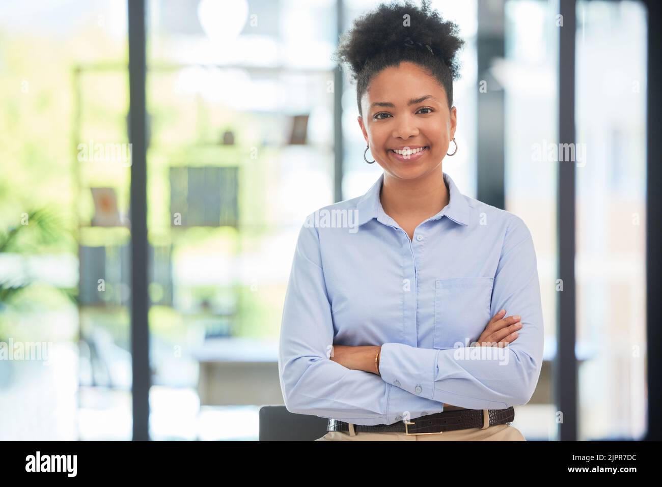 Erfolg, Führung und professionelle Geschäftsfrau lächeln in einem modernen Büro. Porträt eines selbstbewussten Arbeiters, Managers und jungen Menschen Stockfoto