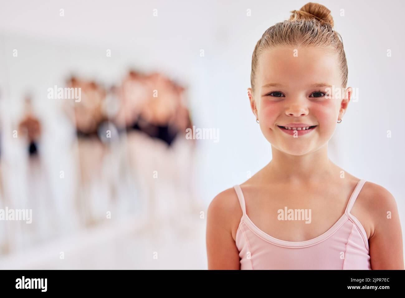 Kleine Ballerina Mädchen lernen Balletttanz, Kunstform und Hobby im Tanzstudio. Portrait von niedlichen kleinen Kind, lächeln Tänzerin und glückliches Kind aufgeregt Stockfoto
