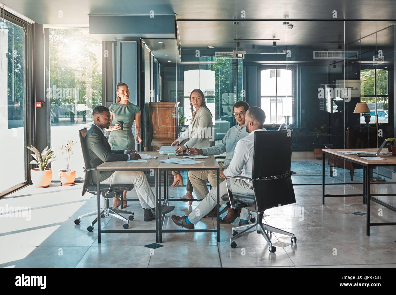 Unternehmensmeeting, Teamzusammenarbeit und Strategieplanung in einem Startup-Unternehmen. Büroangestellte, Mitarbeiter mit Diversität und Mitarbeiter mit Stockfoto