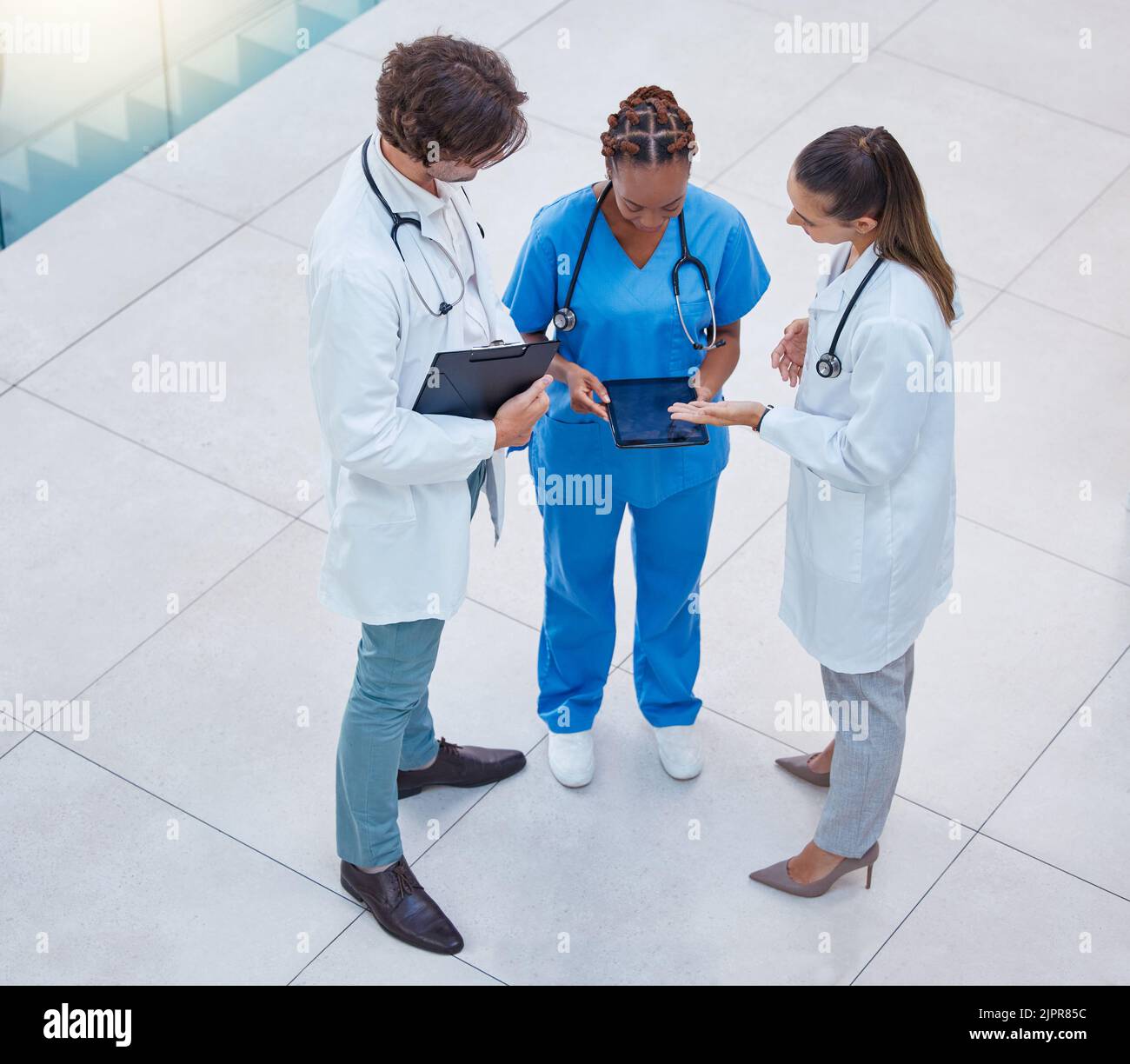 Ärzte, Gesundheitsteams oder Ärzte, die die Diagnose oder Behandlung von Patienten im Krankenhaus besprechen oder konsultieren. Professionelle Medizin gp, Krankenschwester Praktiker Stockfoto