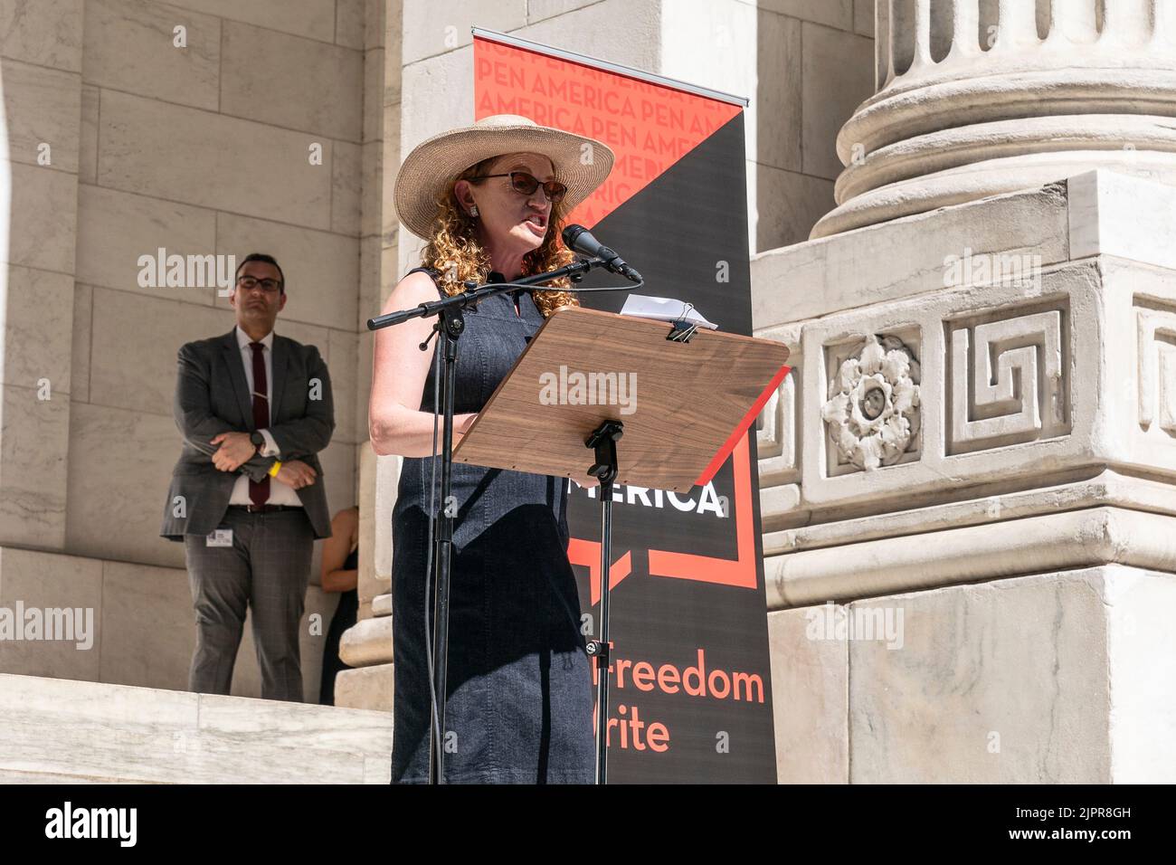 USA. 19. August 2022. Suzanne Nossel spricht während DER PEN America Kundgebung zur Unterstützung von Salman Rushdie und zur Freiheit, am 19. August 2022 über die Schritte der New York Public Library auf der Fifth Avenue in New York zu schreiben. Salman Rushdie wurde bei einer Rede im Bundesstaat West-New York angegriffen und verletzt. Er wurde von muslimischen Extremisten für seine Schriften ins Visier genommen. Die Autoren sammeln sich zur Unterstützung von ihm und lesen ausgewählte Texte aus seinem Werk. (Foto von Lev Radin/Sipa USA) Quelle: SIPA USA/Alamy Live News Stockfoto