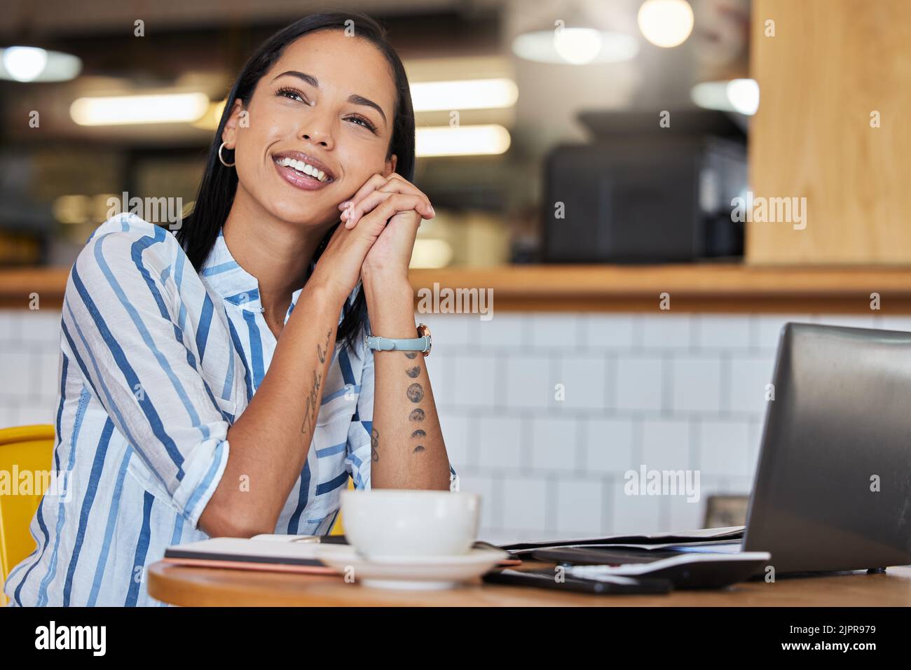 Denken Coffee Shop Manager oder Café Unternehmer mit Menü Vision Ideen, Planung von Innovationen und Vorbereitung Zeitplan. Frau im Restaurant träumt davon Stockfoto