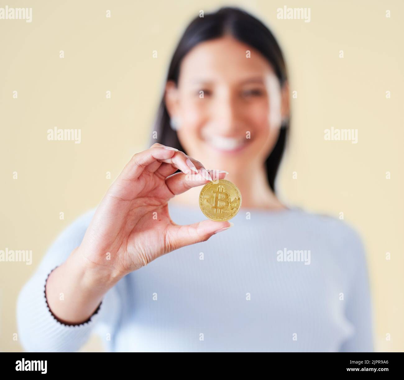 Bitcoin, Geld und Münze einer Frau, die eine echte Kryptowährung oder einen virtuellen Token hält. Weibliche Anlegerin freut sich über ihre Investition Stockfoto