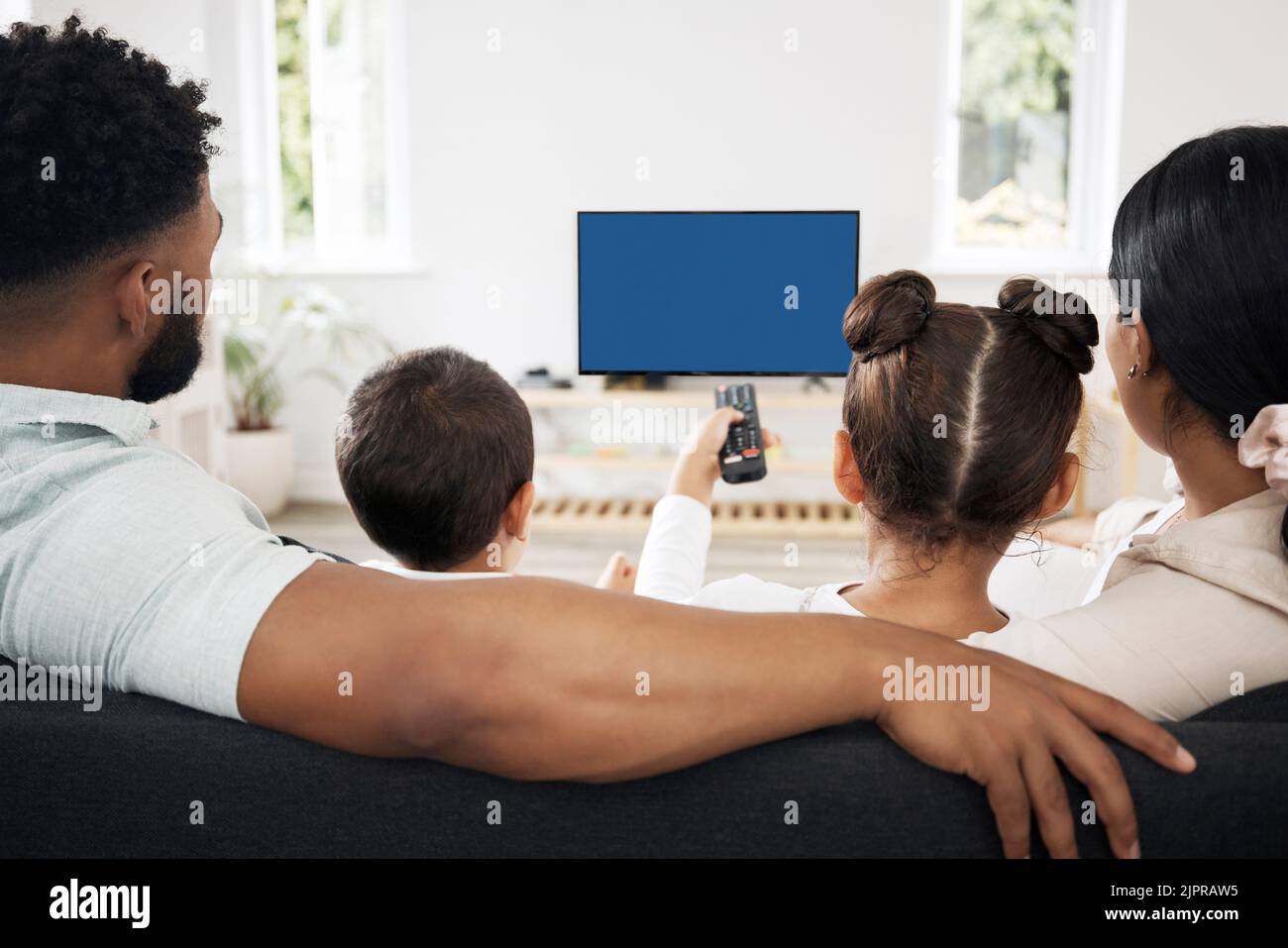 Blauer Bildschirm, Chroma-Key-fernseher mit entspannter Familienwiedergabe und Videostreaming, Serien und Entertainment-Kopierbereich. Rückansicht von Eltern und Kindern Stockfoto