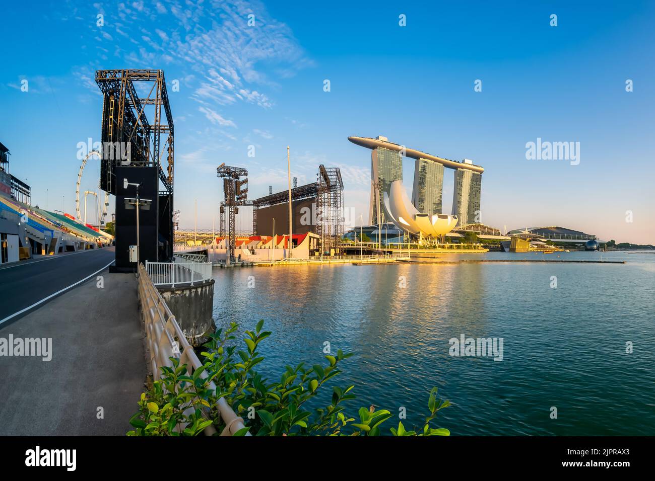The Float at at Marina Bay das für NDP 2022 dekorierte Hotel ist ein Mehrzweck-Veranstaltungsort im Freien im Zentrum von Marina Bay, Singapur. Stockfoto