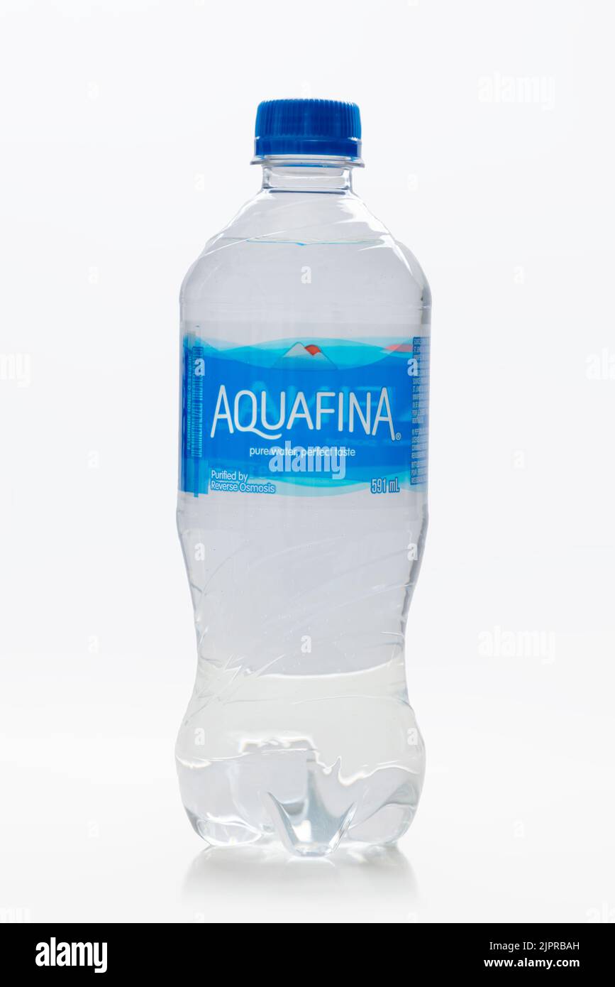 Calgary, Alberta, Kanada. August 19, 2022. Eine Flasche Aquafina-Wasser von 591 ml auf weißem Hintergrund. Stockfoto