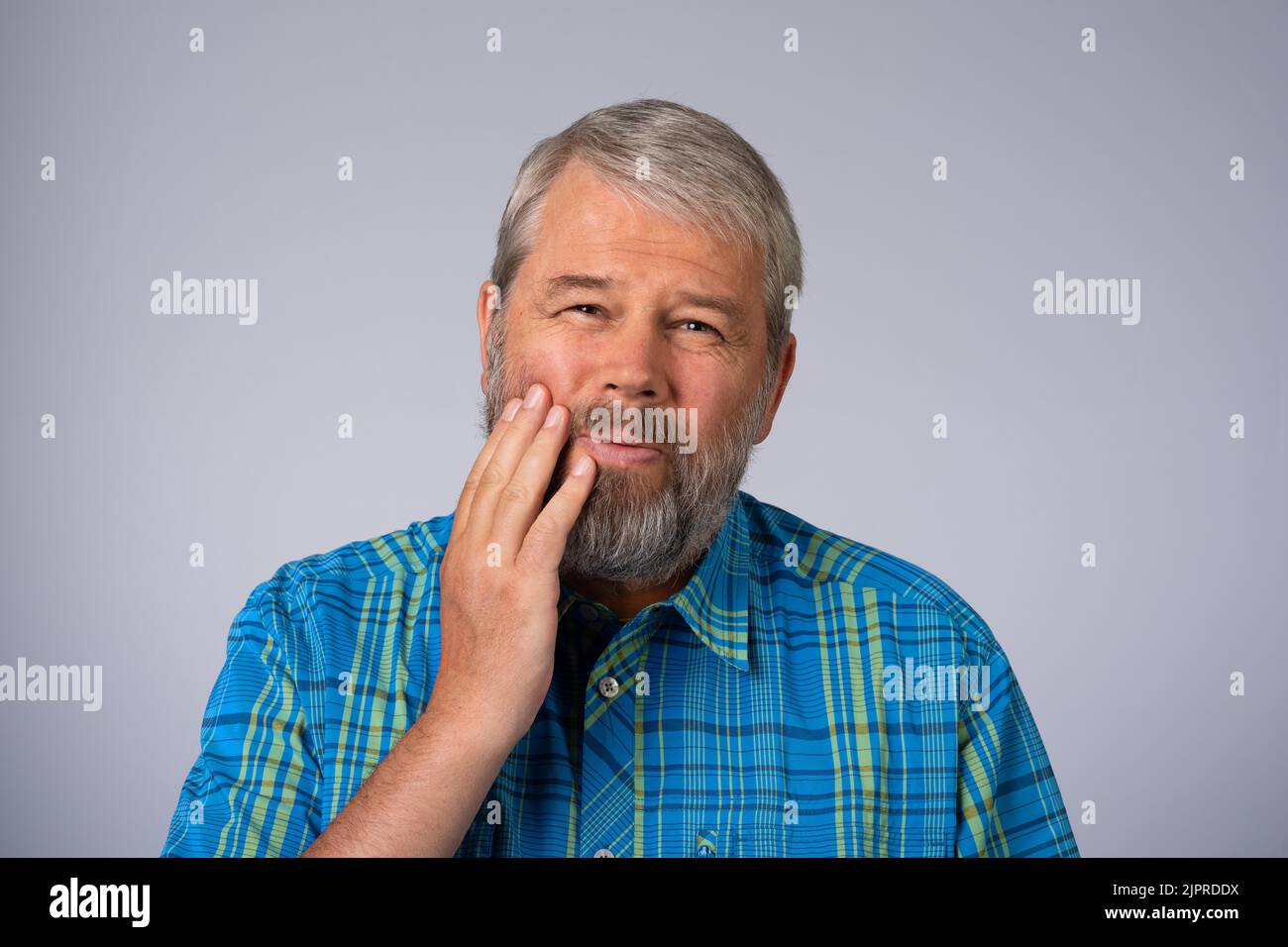 Mann 55 Jahre mit Zahnschmerzen, Schniveln Stockfoto