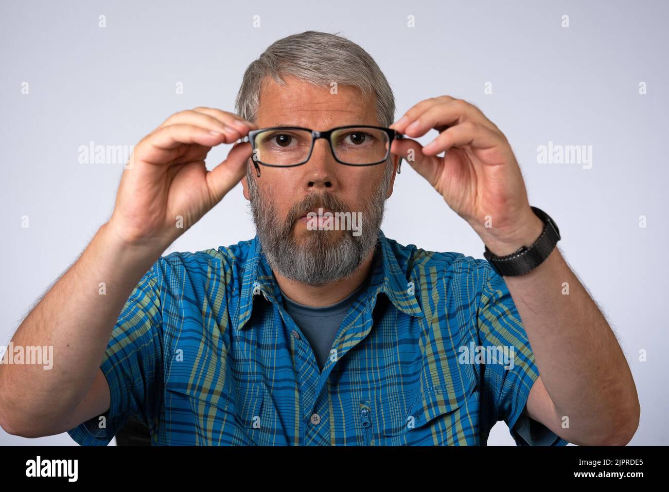 Mann, 55 Jahre im Studio, Symbolbild Sehschärfe, Brille Stockfoto