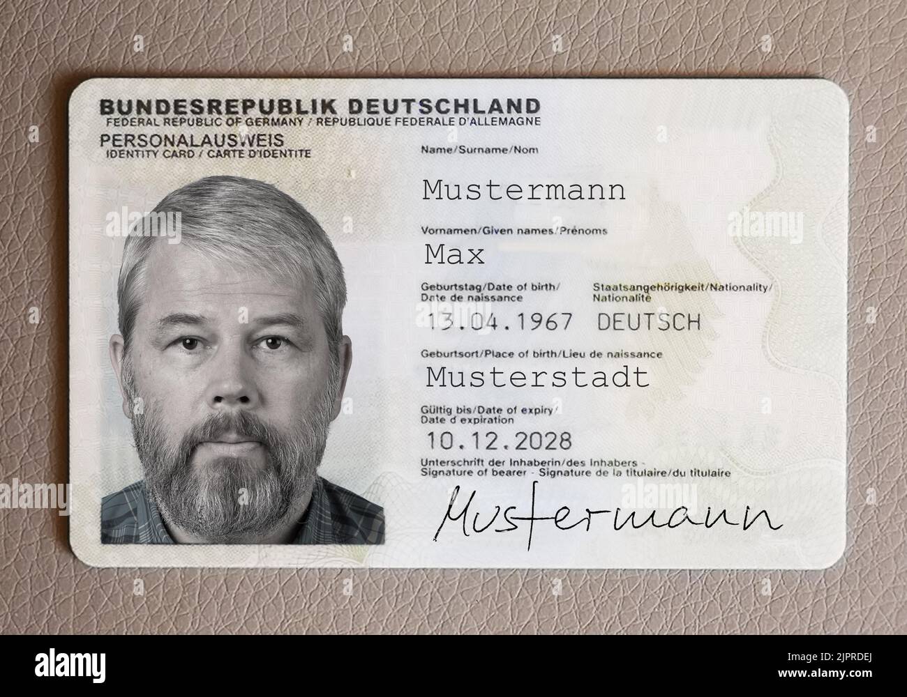 Personalausweis Mann 55 Jahre alt, biometrisches Passfoto Stockfoto