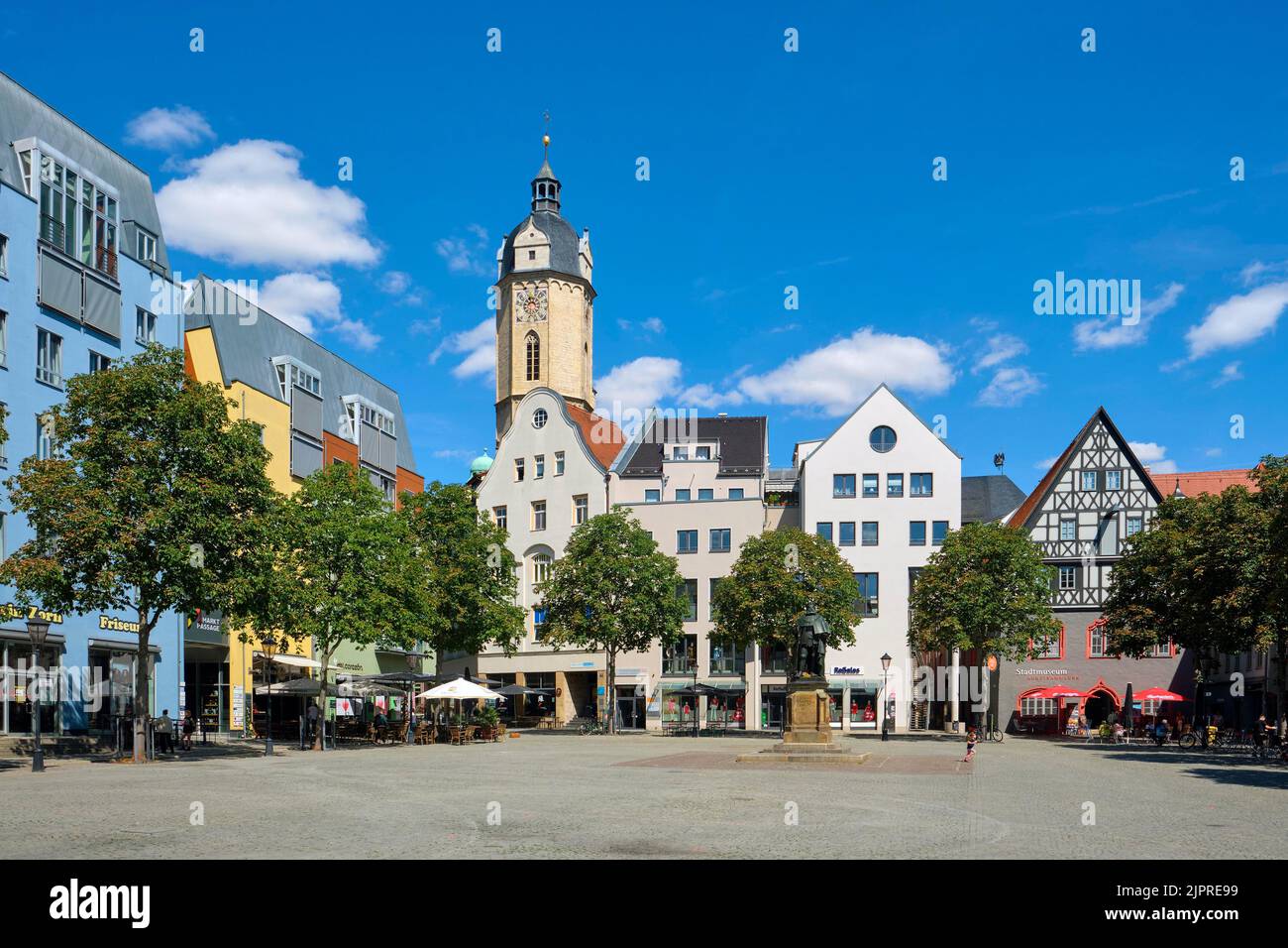 Markt, St. Michaelskirche im Hintergrund, Marktplatz, Jena, Thüringen, Deutschland Stockfoto