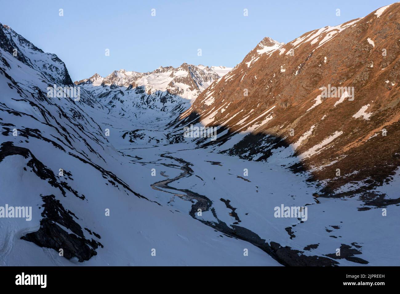 Bergtal mit Fluss, Morgenstimmung, Berge im Winter, Luftbild, Stubai, Tirol, Österreich Stockfoto