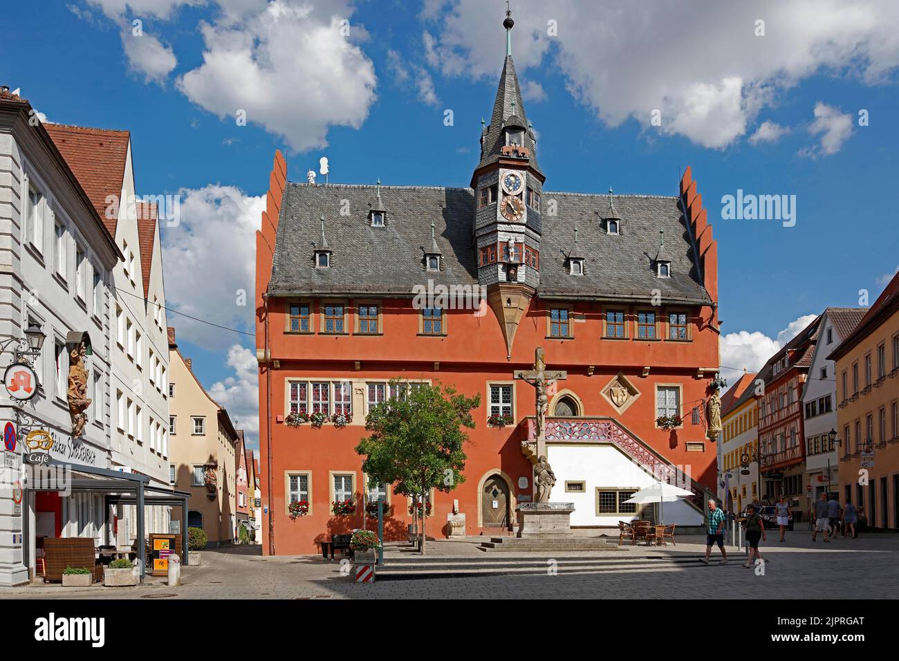 Neues Rathaus mit Monduhr, Ochsenfurt, Unterfranken, Bayern, Deutschland Stockfoto