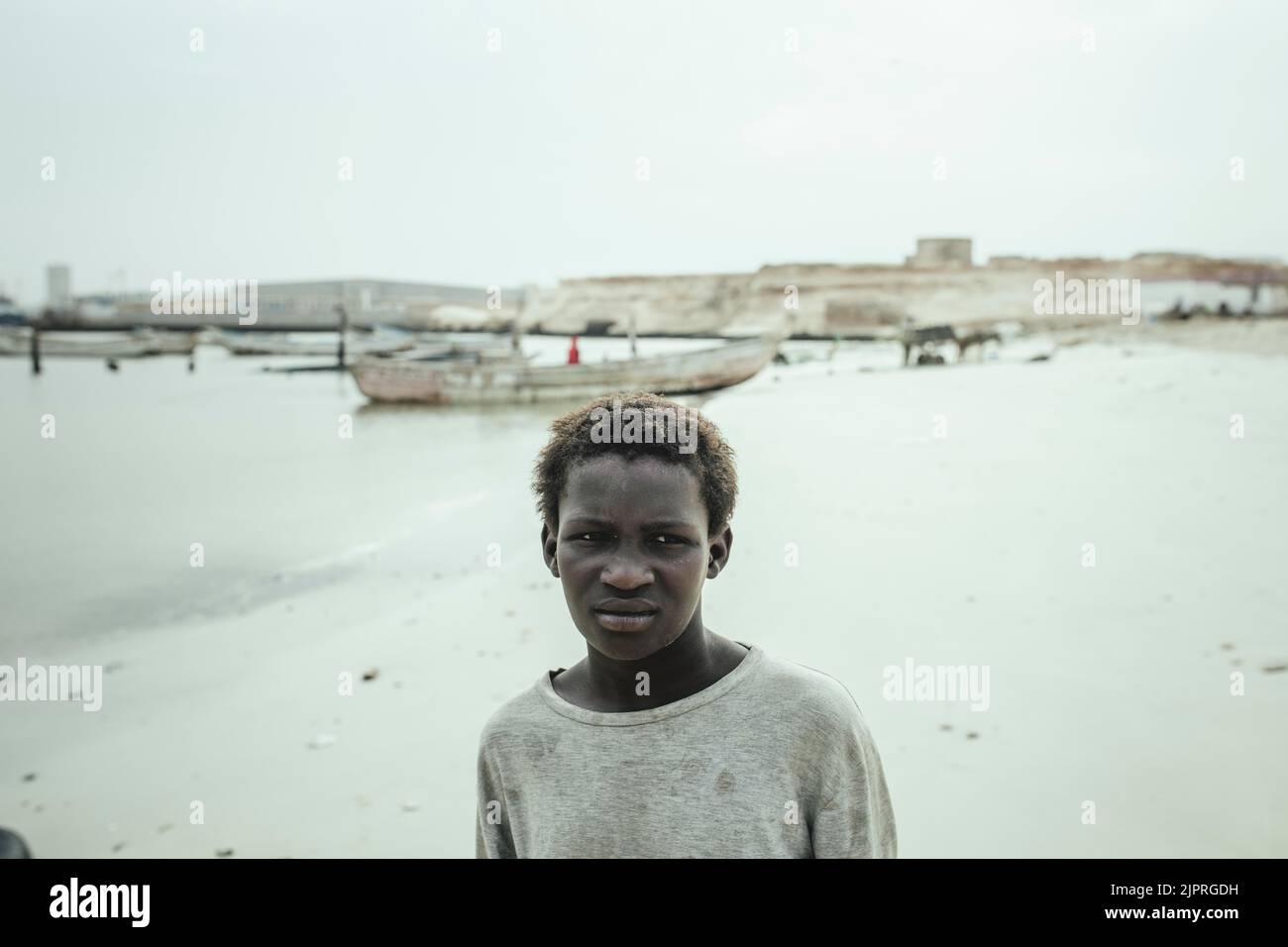 Porträt eines Fischers am Strand, nördlich der Omaurci-Fischfabrik, Nouadhibou, Mauretanien Stockfoto