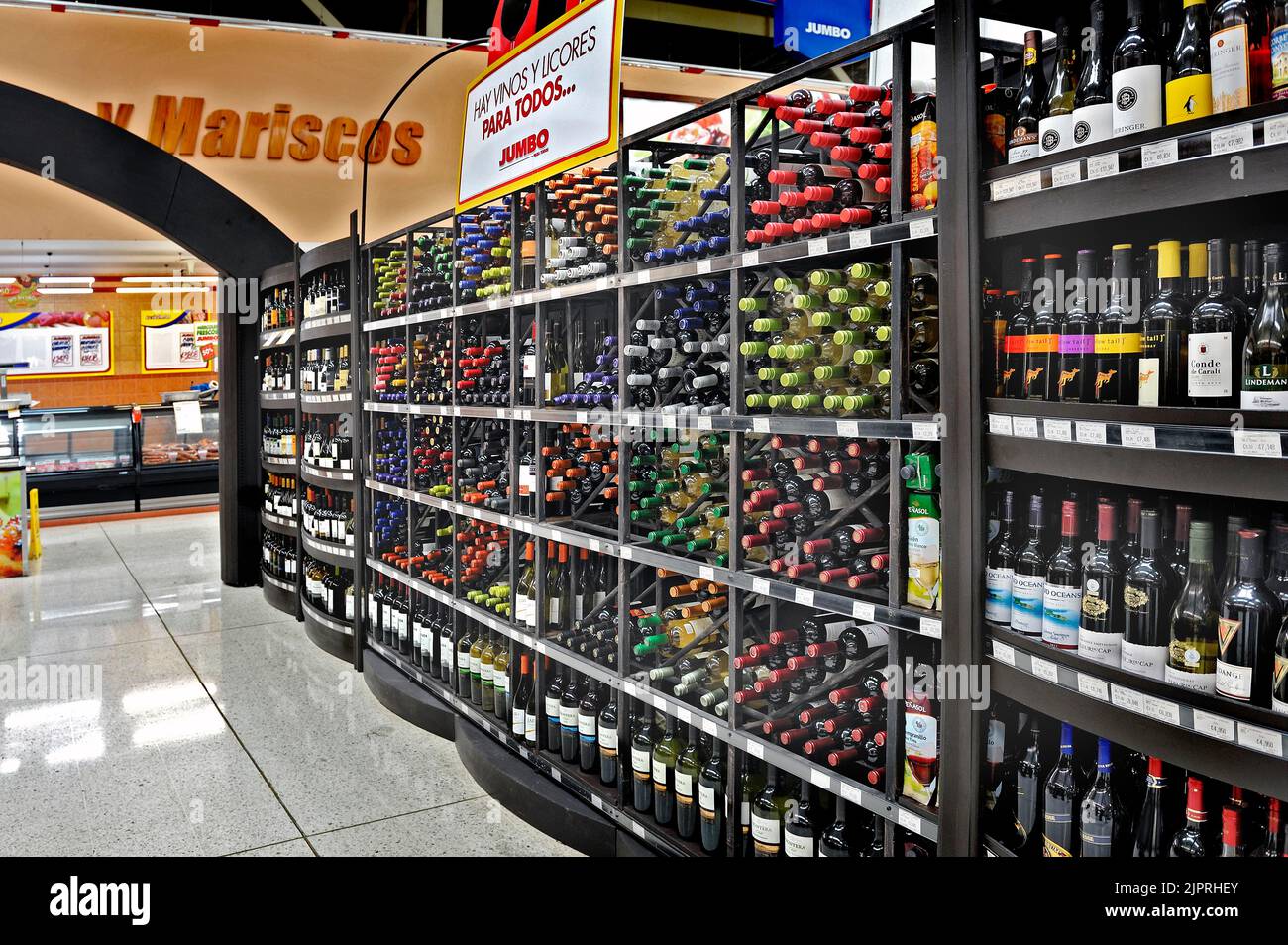 Weinregal im Supermarkt in der Nähe von Liberia, Provinz Guanacaste, Costa Rica, Zentralamerika Stockfoto