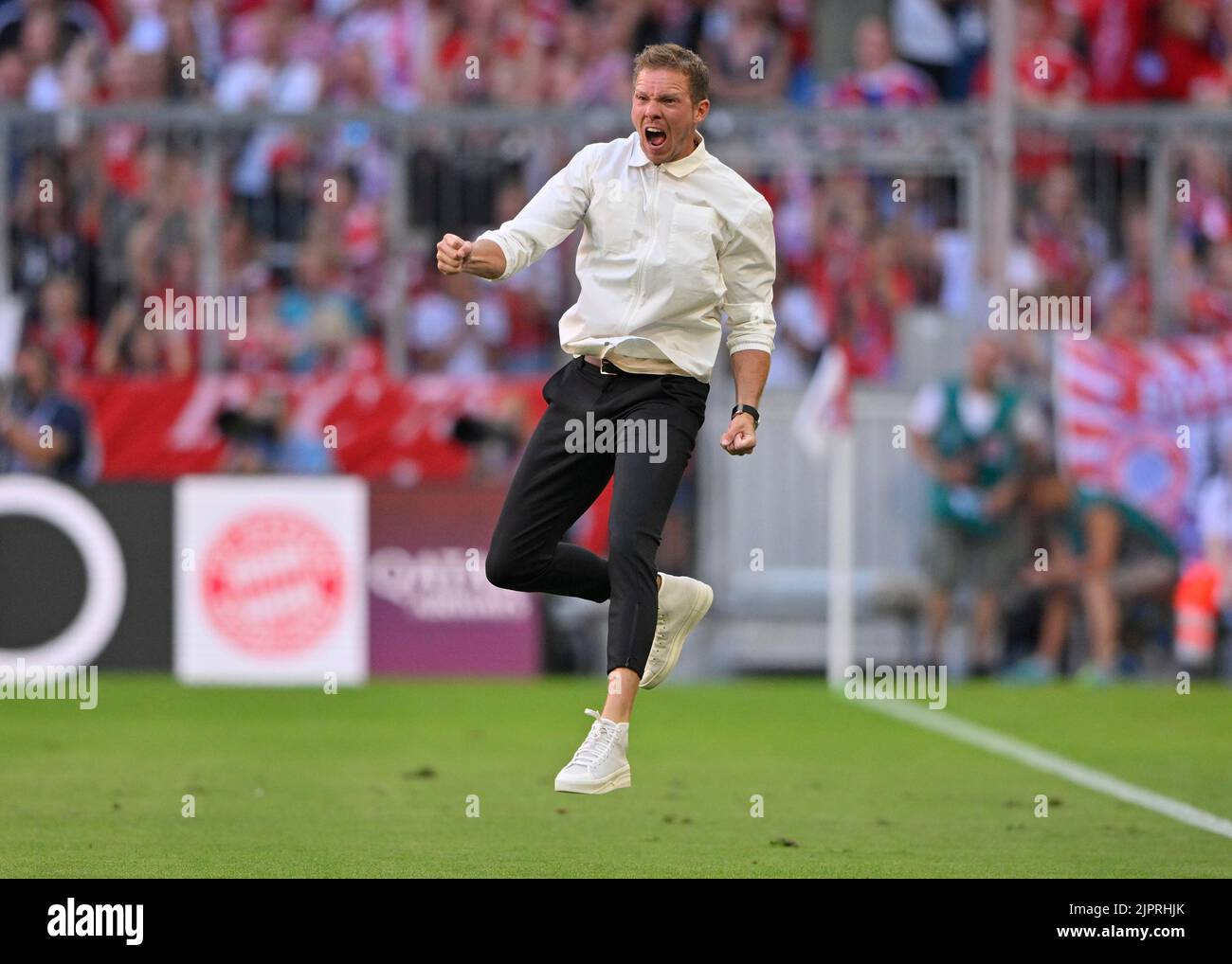Trainer Julian Nagelsmann FC Bayern München FCB Torfeier, Sprung, Luftsprung, Allianz Arena, München, Bayern, Deutschland Stockfoto
