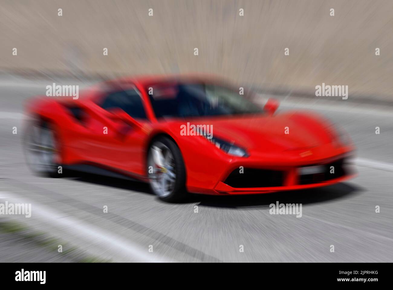 Wischbild Sportwagen Ferrari 296 GTB Hybrid Stockfoto