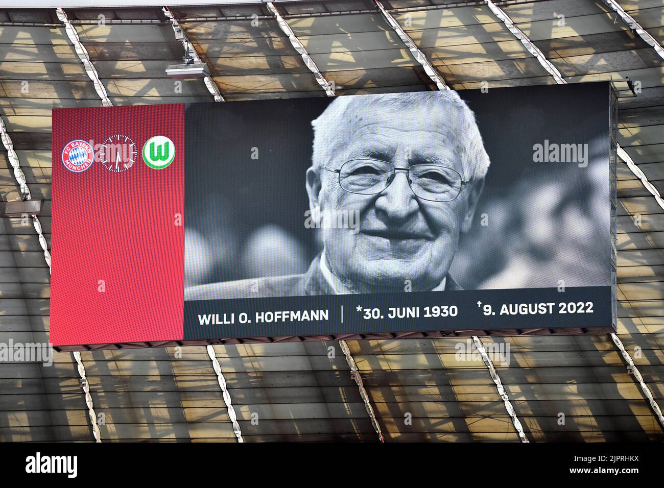 Gedenkstätte, Schweigeminute, Trauer zu Ehren von Präsident Willi O. Hoffmann, Anzeigetafel, Allianz Arena, München, Bayern, Deutschland Stockfoto