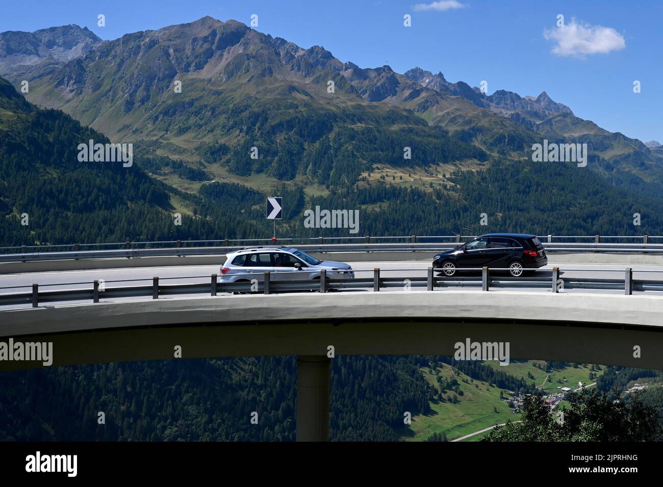 PKW Gegenverkehr, Gotthardpass, Schweiz Stockfoto