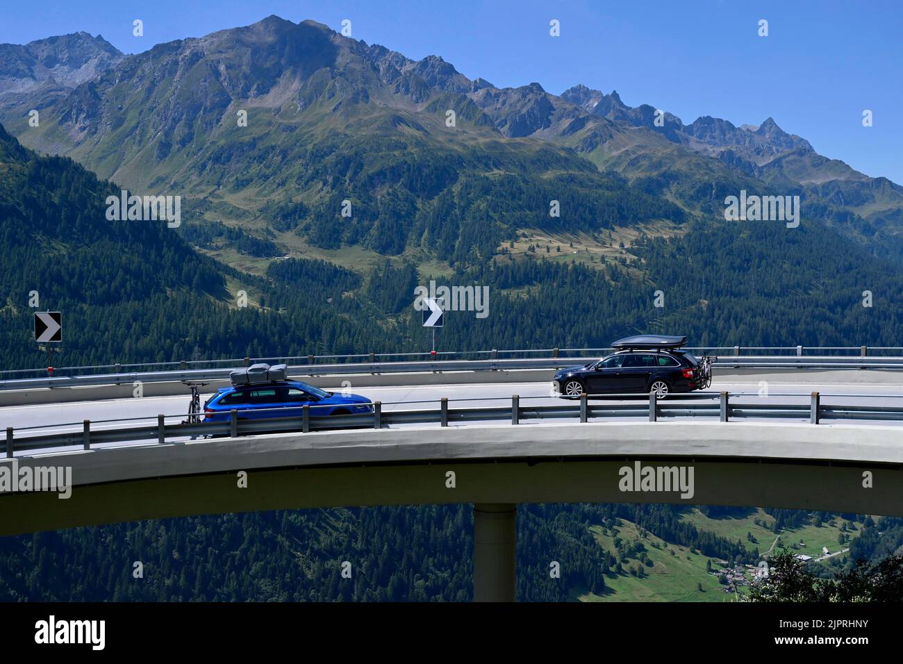 PKW Gegenverkehr, Gotthardpass, Schweiz Stockfoto