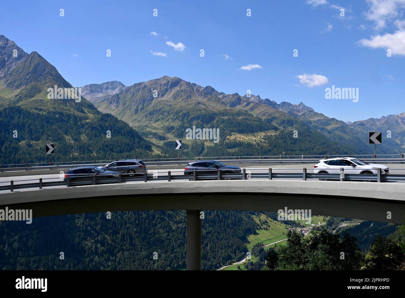 PKW Gegenverkehr, Gotthardpass, Schweiz Stockfoto