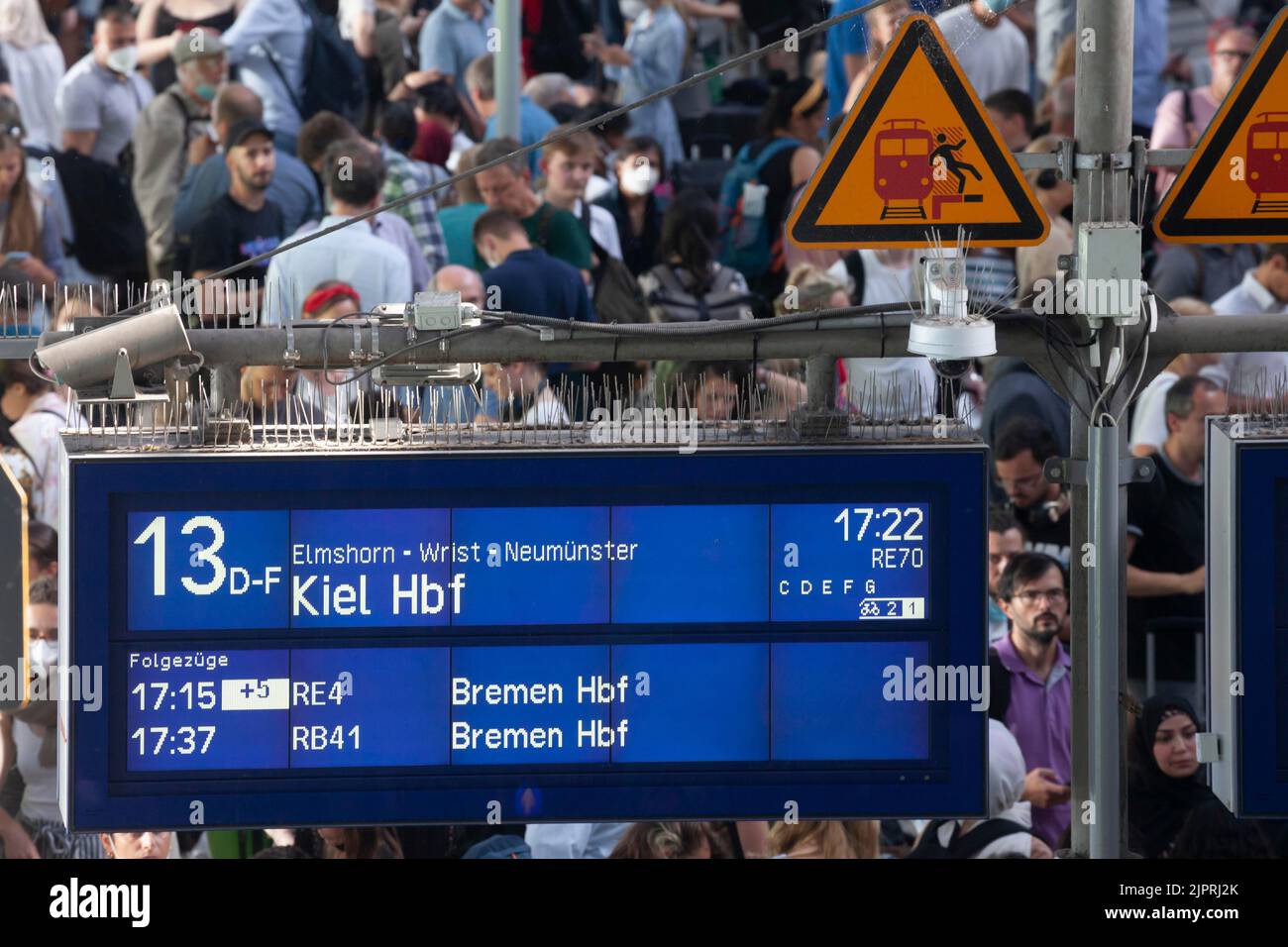 Viele Menschen stehen überfüllt auf einer Plattform, Chaos im Nahverkehr, 9 Euro Ticket, hamburger Hauptbahnhof, Hamburg, Deutschland Stockfoto