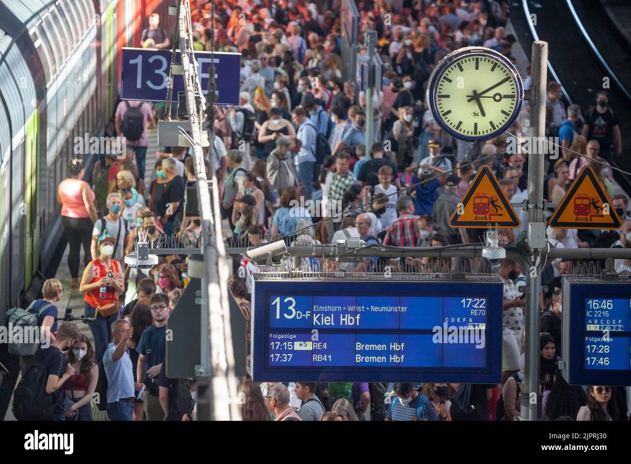 Viele Menschen stehen überfüllt auf einem Bahnsteig vor einem lokalen Zug, Chaos im Nahverkehr, 9 Euro Ticket, Hamburger Hauptbahnhof Stockfoto